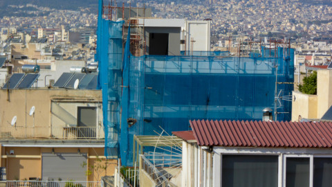 Οικοδομικές εργασίες σε πολυκατοικία της Αθήνας