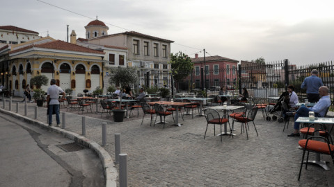 Κόσμος στα μαγαζιά της εστίασης