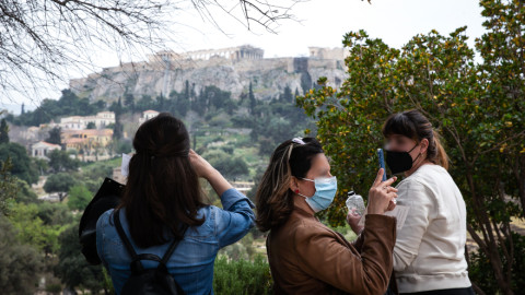 Γυναίκες ποζάρουν με φόντο την Ακρόπολη