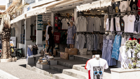 Τουριστικά μαγαζιά στη Σαντορίνη 