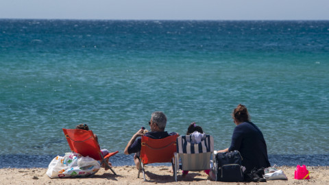 Μια οικογένεια μπροστά στη θάλασσα