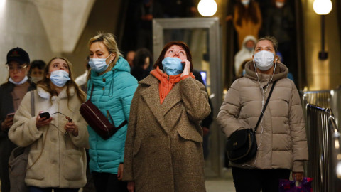 Ρώσοι πολίτες με μάσκες στους δρόμους