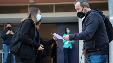 Μαθήτρια μπαίνει στο σχολείο της