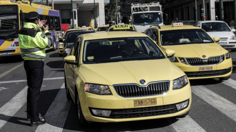 Έλεγχος σε ταξί στο κέντρο της Αθήνας