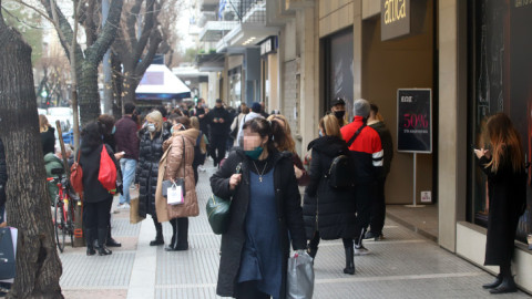 Κόσμος στην αγορά στη Θεσσαλονίκη