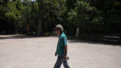 άνδρας περπατάει σε εθνικό κήπο
