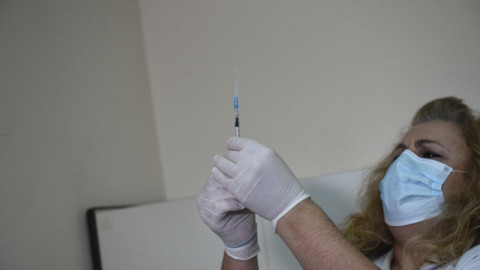 μάσκα σε νοσηλεύτρια με εμβόλιο