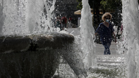 γυναίκα με μάσκα σε συντριβάνι στο Σύνταγμα στην Αθήνα