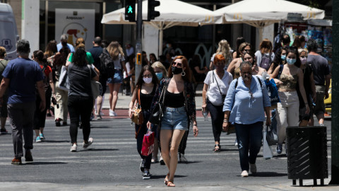 κόσμος με μάσκες στον δρόμο