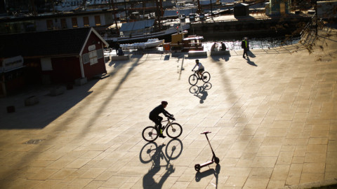 Νέοι κάνουν ποδήλατο στη Νορβηγία