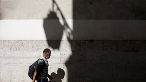 άνδρας περπατάει κοντά σε τοίχο Πορτογαλίας