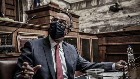Χρήστος Σταϊκούρας με μάσκα στη Βουλή