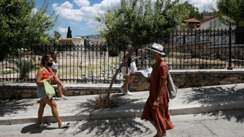 τουρίστες σε κέντρο Αθήνας το καλοκαίρι
