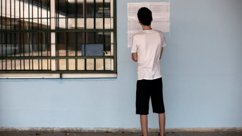 μαθητής ελέγχει αποτελέσματα σε Πανελλήνιες
