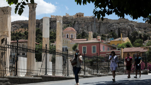 κόσμος περπατάει στην Αθήνα στο κέντρο
