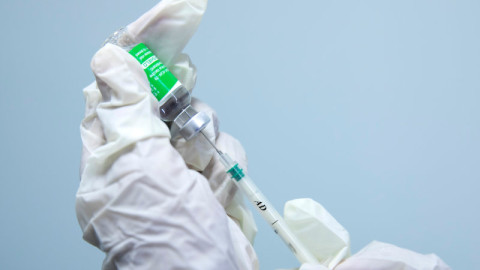 εμβόλιο COVID φιαλίδιο λευκά γάντια