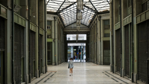 γυναίκα περπατάει σε στοά στην Αθήνα