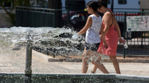 γυναίκες περπατούν κοντά σε συντριβάνι