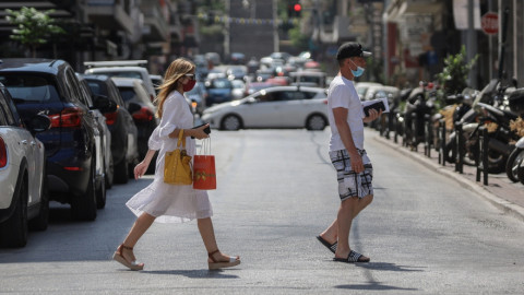 Δυο πολίτες διασχίζουν δρόμο στο Κολωνάκι