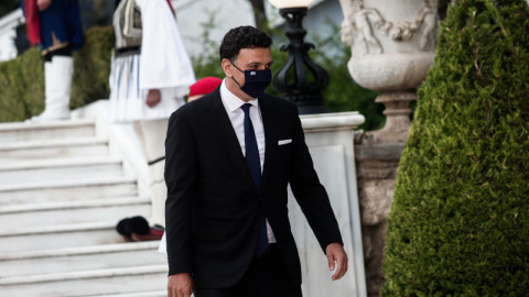 Κικίλιας με μάσκα σε γιορτή Αποκατάστασης της Δημοκρατίας