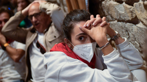 κοπέλα με μάσκα σε μαγαζί σε Ιταλία