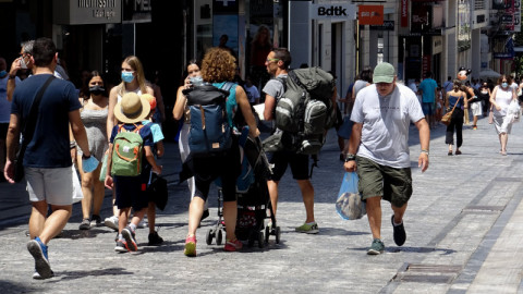 κόσμος περπατάει στην Ερμού