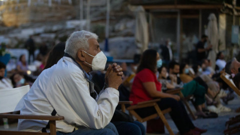 κόσμος σε θερινό σινεμά