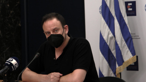 Γκίκας Μαγιορκίνης με μάσκα σε ενημέρωση για κορωνοϊό