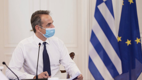 Μητσοτάκης με μάσκα σε γραφείο για τηλεδιάσκεψη