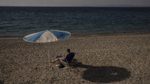 Μια ομπρέλα στημένη σε παραλία