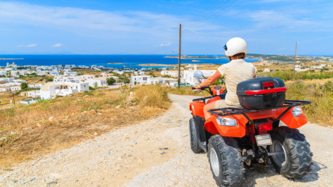 Τουρίστας οδηγεί στην Πάρο