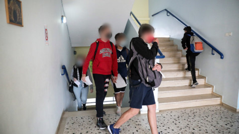 παιδιά σε σχολείο ανεβαίνουν σκαλιά