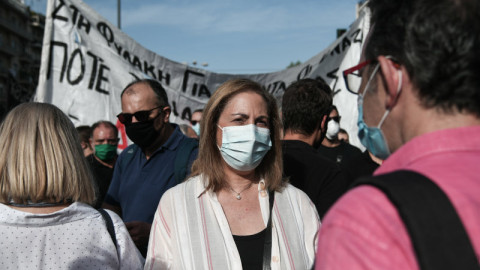 Ξενογιαννακοπούλου με μάσκα σε πορεία