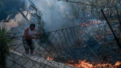 άνδρας σβήνει φωτιά στην κερατέα