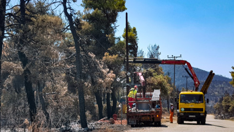 Αγώνας δρόμου των συνεργείων του ΔΕΔΔΗΕ για την αποκατάσταση της ηλεκτροδότησης