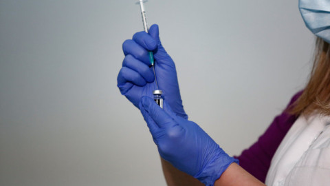 εμβόλιο βελόνα μπλε γάντια
