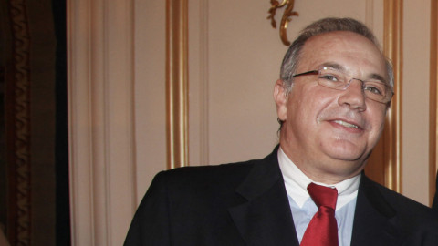Ο Γιάννης Συγγελίδης δίνει το «δαχτυλίδι» της προεδρίας του ΕΒΕΑ στον Γιάννη Μπρατάκο