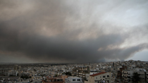 καπνός από φωτιά σε Βαρυμπόμπη