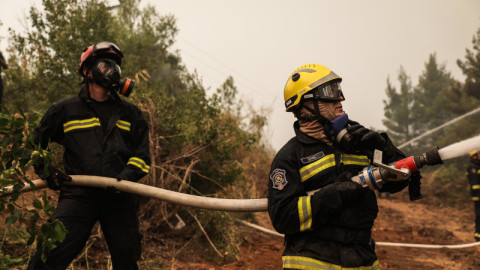 πυροσβέστες μάνικα νερό φωτιά Εύβοια