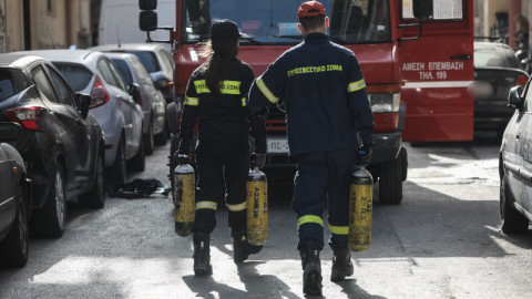 πυροσβέστες σε φωτιά στα Κάτω Πατήσια