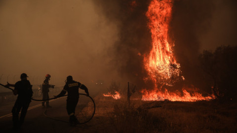 πυροσβέστες στη φωτιά στη Βαρυμπόμπη