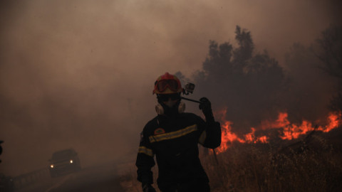 πυροσβέστης στη φωτιά στη Βαρυμπόμπη