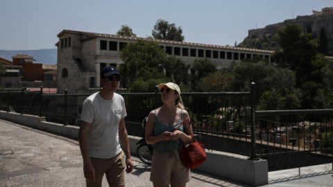 τουρίστες σε αρχαιολογικό χώρο