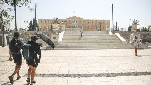 τουρίστες πλατεία Βουλή Σύνταγμα συντριβάνι
