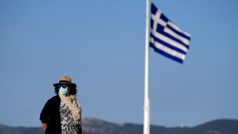 Ακρόπολη γυναίκα με μάσκα ελληνική σημαία