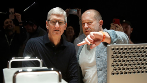 O Tim Cook με τον Jony Ive