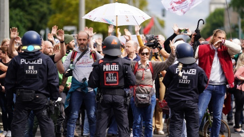 Γερμανία: Δεκάδες χιλιάδες διαδήλωσαν εναντίον των πολιτικών της άκρας δεξιάς