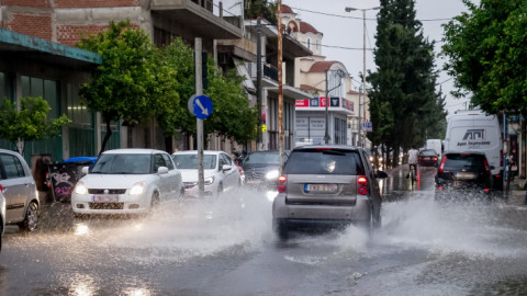 Πλημμυρισμένοι δρόμοι στον Πειραιά 