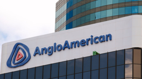 Με απολύσεις απειλεί η Anglo American τους ανεμβολίαστους