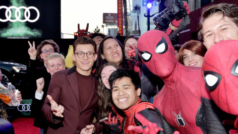 Ο Tom Holland με θαυμαστές του Spider Man 